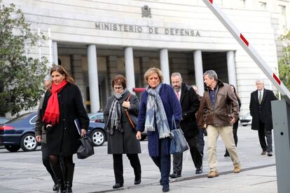 Familiares de las victimas del Yak-42 a la salida de la reuni&oacute;n con la ministra de Defensa, Mar&iacute;a Dolores de Cospedal