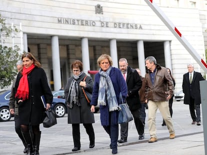 Familiares de las victimas del Yak-42 a la salida de la reuni&oacute;n con la ministra de Defensa, Mar&iacute;a Dolores de Cospedal