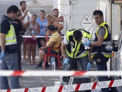 Agentes de Policía Científica investigan el tiroteo de septiembre de 2014 en Parla.