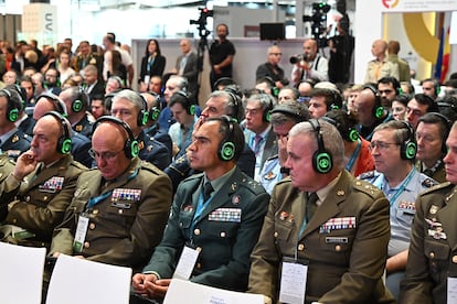 Ambiente durante el primer día de la Feria Internacional de Defensa y Seguridad de España (Feindef), este lunes, en Madrid.
