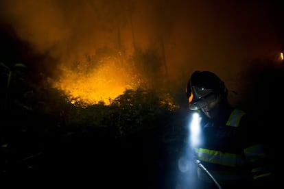 Miembros de protección civil de Vilagarcia luchan contra el fuego declarado en la zona de Castrogudin a las afueras de Vilagarcia (Galicia).