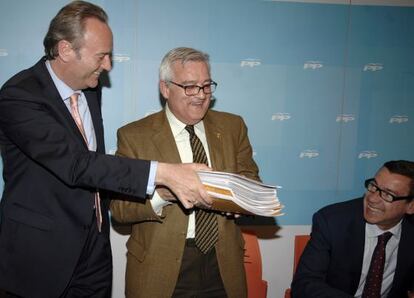 Alberto Fabra entregó 600 avales para acreditarse como único candidato a liderar el PP de la Comunidad Valenciana.