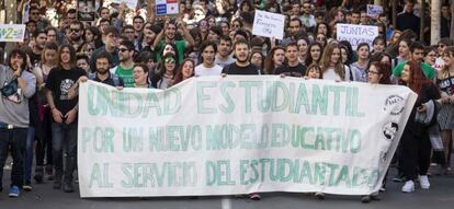 Cientos de estudiantes se han manifestado esta ma&ntilde;ana por las calles del centro de Murcia, durante el primer d&iacute;a de la huelga de 48 horas de alumnos de las ense&ntilde;anzas medias y universitarias p&uacute;blicas, el pasado 13 de abril.