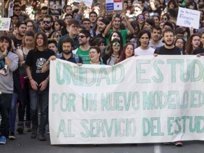 Cientos de estudiantes se han manifestado esta ma&ntilde;ana por las calles del centro de Murcia, durante el primer d&iacute;a de la huelga de 48 horas de alumnos de las ense&ntilde;anzas medias y universitarias p&uacute;blicas, el pasado 13 de abril.