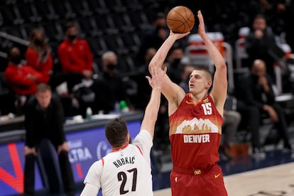 Nikola Jokic, tirando ante los Portland Trail Blazers en mayo de 2021.