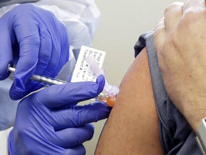 Un homnre recibe una dosis de la vacuna contra el Covid-19 que desarrolla Moderna, cuando estaba en la primera fase de ensayo clínico. 
 