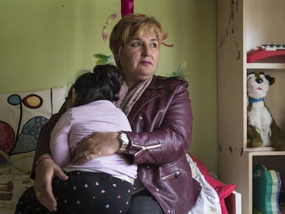 Justi Carretero abraza a su hija de acogida, en su casa, en Guadalajara.