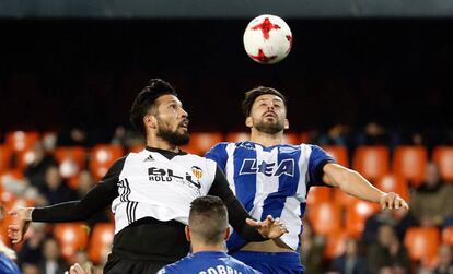 Garay disputa el bal&oacute;n con Marip&aacute;n.