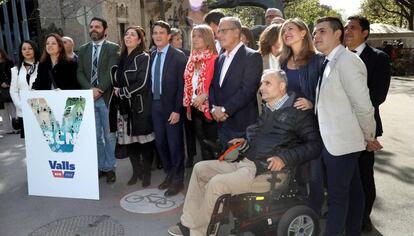El candidato a la alcaldía de Barcelona, Manuel Valls, posa con integrantes de su lista.