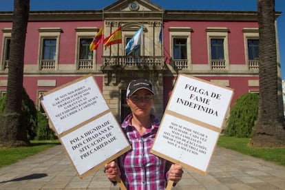 Mar&iacute;a Carrera en la puerta del Ayuntamiento de Vilagarc&iacute;a