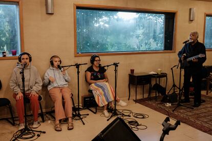 El cantante, compositor e instrumentista Gilberto Gil, con su hija Nara (derecha), su nieta Flor (centro) y su nuera Maria, durante el ensayo en su estudio de Río. 