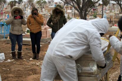 Sepultura de un fallecido por covid-19, este martes en Ciudad Juárez.