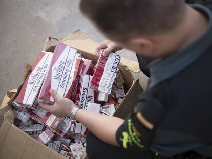 Un agente de la Guardia Civil, con tabaco de contrabando, en una imagen de archivo.