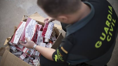 Un agente de la Guardia Civil, con tabaco de contrabando, en una imagen de archivo.