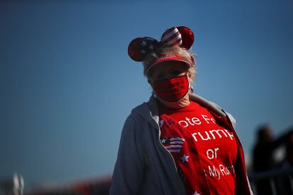 Una asistente al mitin de campaña de Trump en el Aeropuerto Regional de Fayetteville en Fayetteville, Carolina del Norte, este lunes.