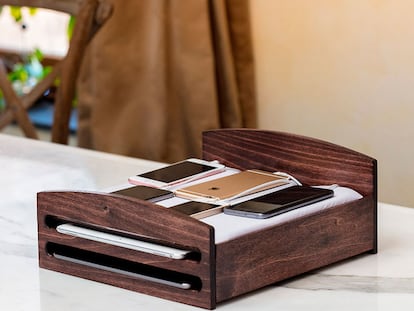 La cama para móviles y otros 20 singulares regalos ‘geek’ para estas Navidades