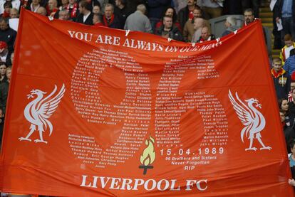 Bandera homenaje a los 96 fallecidos.