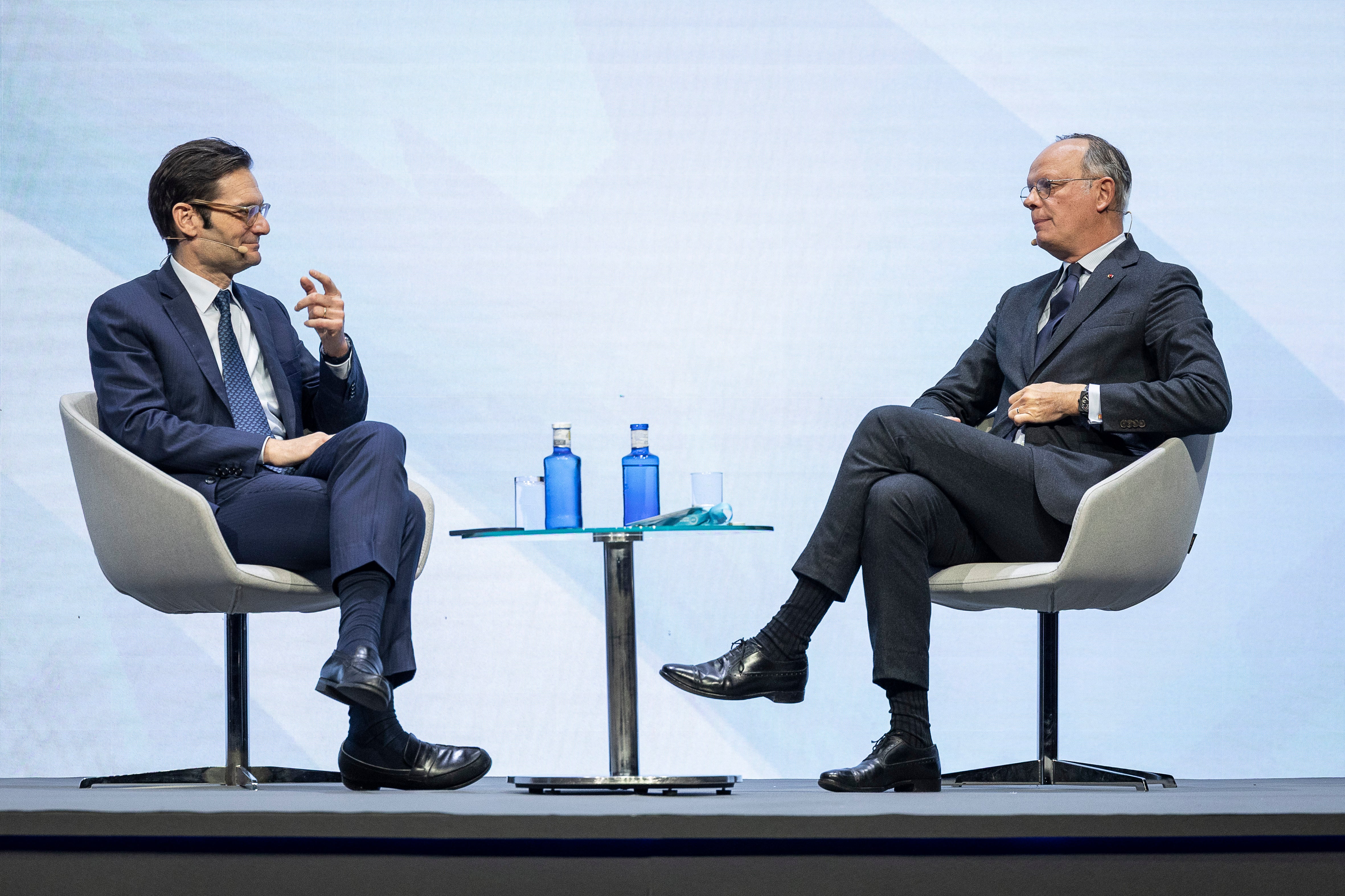 El presidente de PRISA, Joseph Oughourlian (izquierda), y Edouard Philippe, ex primer ministro francés.

