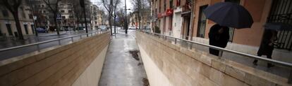 Acceso al parking ilegal de Aranjuez en la calle del Rey.