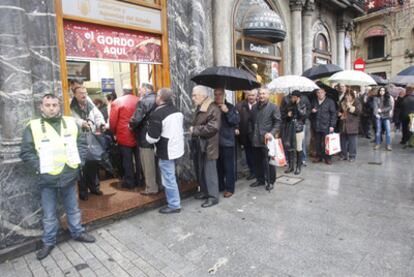 La administración de lotería bilbaína Azcarreta, una de las más famosas de Bilbao, registró ayer largas colas.