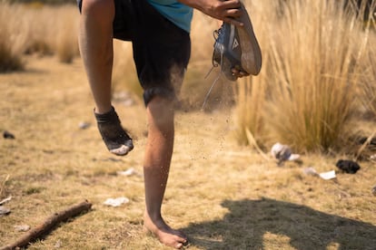 La bajada al Valle del silencio es resbalosa por la erosión generada al paso de cientos de peregrinos. El calzado y las prendas de muchos peregrinos sufren en los trompicones del empinado descenso, al grado de ser abandonado. Por eso algunos peregrinos ahora llaman al sitio "El valle de los calcetines".