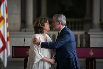 Colau i Collboni se saluden després de la presentació de l'acord.