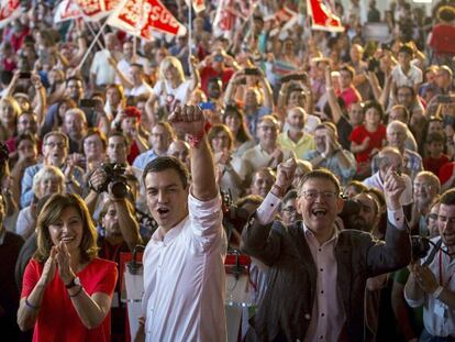 Pedro Sánchez y, a su derecha, Ximo Puig, este sábado en Valencia.