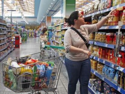 Una mujer compra en un hipermercado de Madrid.