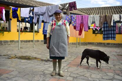 La lavandera ecuatoriana Delia Veloz, de 74 años, junto a ropa tendida en la lavandería municipal del barrio Ermita, en Quito, el 5 de marzo de 2018. Veloz ha sido lavandera por más de 50 años y gana alrededor de cuatro dólares por día.