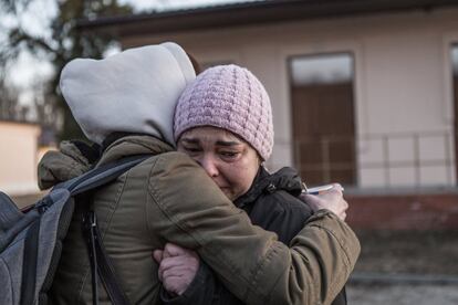 Dos mujeres de Donbás se abrazan tras ser realojadas en un centro de Novomoskovsk, el sábado. La invasión, iniciada el 24 de febrero tras semanas de tensión en la frontera por la acumulación de tropas rusas, ha provocado la huida de casi 3,4 millones de refugiados, según la ONU.