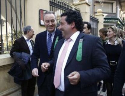 El presidente del Consell, Alberto Fabra, con el presidente de la Diputación castellonense, Javier Moliner, por las calles de Castellón durante su visita a los principales actos de la Magdalena.