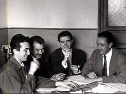 De izquierda a derecha, Rafael Sánchez Ferlosio, José María de Quinto, Ignacio Aldecoa y Alfonso Sastre, con motivo de la aparición de la 'Revista española' en 1953.