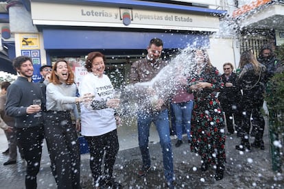 Alegría en la administración de loteria de la calle Numancia en Sevilla tras vender el Gordo de la Lotería de Navidad.