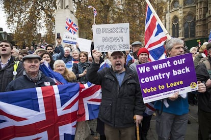 Manifestantes pro-Brexit protestan frente a las Casas del Parlamento en Londres, Reino Unido.
