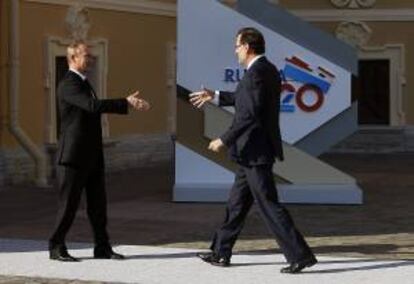 El jefe del Gobierno español, Mariano Rajoy (d), es recibido por el presidente ruso, Vladimir Putin, a su llegada a la cumbre del G20 que se celebra en el Palacio de Constantino de San Petersburgo.