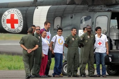 El avión de la Cruz Roja, poco antes de ir a buscar a la selva a los rehenes.