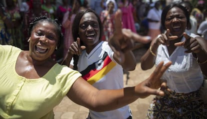 Tres partidarias del presidente de Camerún, Paul Biya, bailan a la salida de un colegio electoral el pasado 7 de octubre en Yaundé, Camerún, día en que se celebraron los comicios presidenciales en el país. 