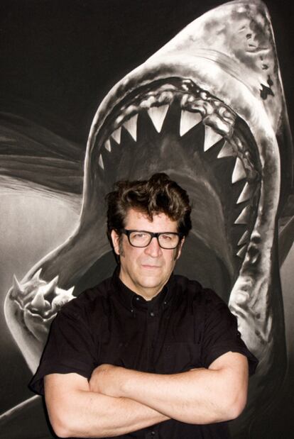 El artista estadounidense Robert Longo, ante su dibujo <i>Study for shark 7</i> (2008).