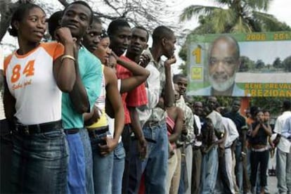 Decenas de haitianos esperan para votar ante un colegio electoral de Puerto Príncipe.