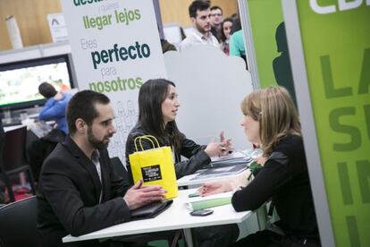 Dos j&oacute;venes se dirigen a una de las empresas que han acudido al certamen.