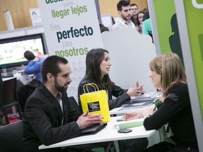 Dos jóvenes se dirigen a una de las empresas que han acudido al certamen.