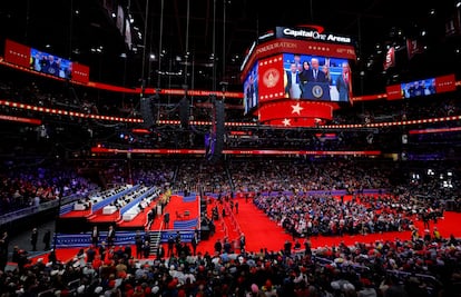 El presidente de Estados Unidos, Donald Trump, habla ante miles de seguidores en el Capital One Arena en Washington. 