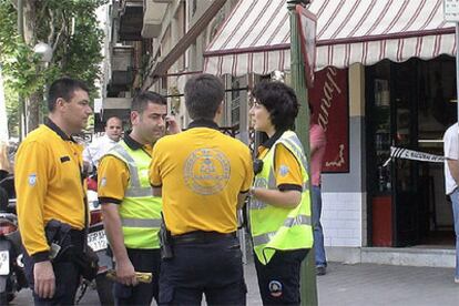 Miembros del Samur-Protección Civil, junto al bar donde se atrincheró el detenido