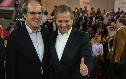 Gabilondo (izquierda) y Carmona, en un acto del domingo.