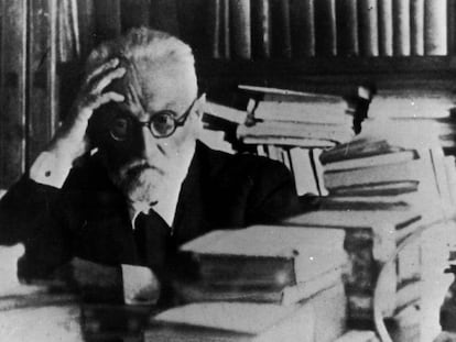 Miguel de Unamuno, en su despacho, en una imagen sin datar.