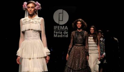 Modelos de la diseñadora Teresa Helbig, el sábado 26 de enero durante la pasarela Mercedes Benz Fashion Week de Madrid.