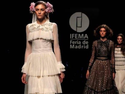 Modelos de la diseñadora Teresa Helbig, el sábado 26 de enero durante la pasarela Mercedes Benz Fashion Week de Madrid.