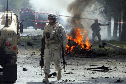 Un soldado estadounidense trabaja en el lugar del atentado.