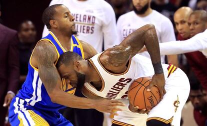 LeBron James forcejea con Iguodala.