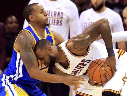 LeBron James forcejea con Iguodala.